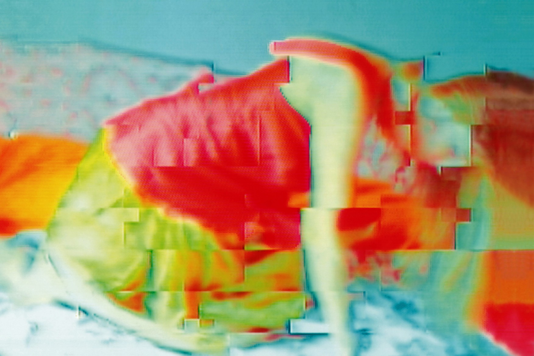 Foto mit Pixelverschiebungen Frau in Rot auf blauem Tuch