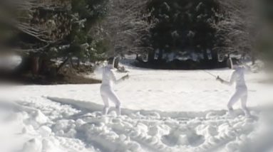 Ausschnitt aus einem Video mit zwei Fechtern im Schnee