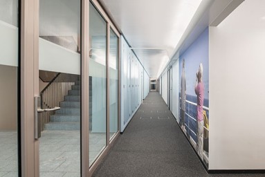 Lange, schmale Korridore mit grossformatigen Fototapeten.