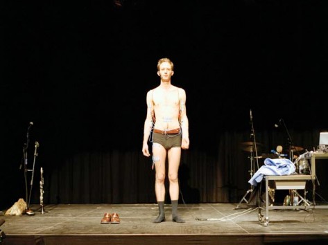 Mann in Socken und Unterhosen gekleidet auf Bühne