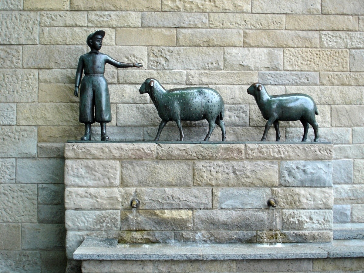 Bronzeplastik mit einem Jungen und zwei Schafen