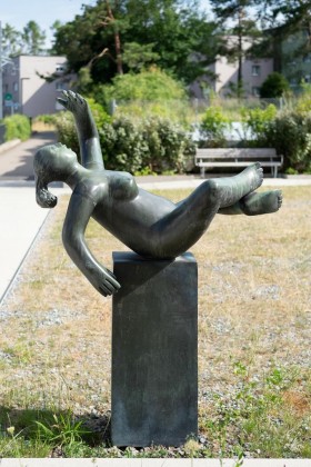 Skulptur eines Mädchens auf Sockel