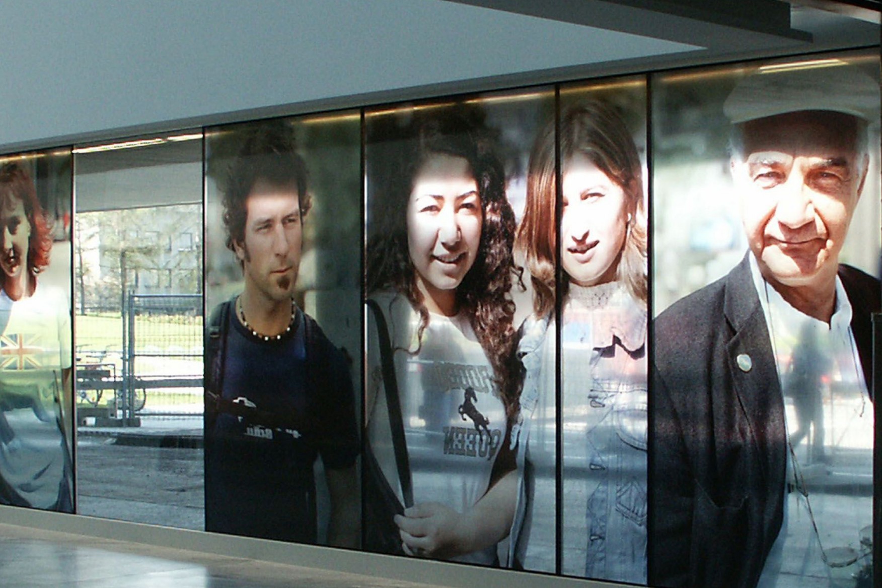  Halbtransparente Fotoportraits auf der Fensterfront