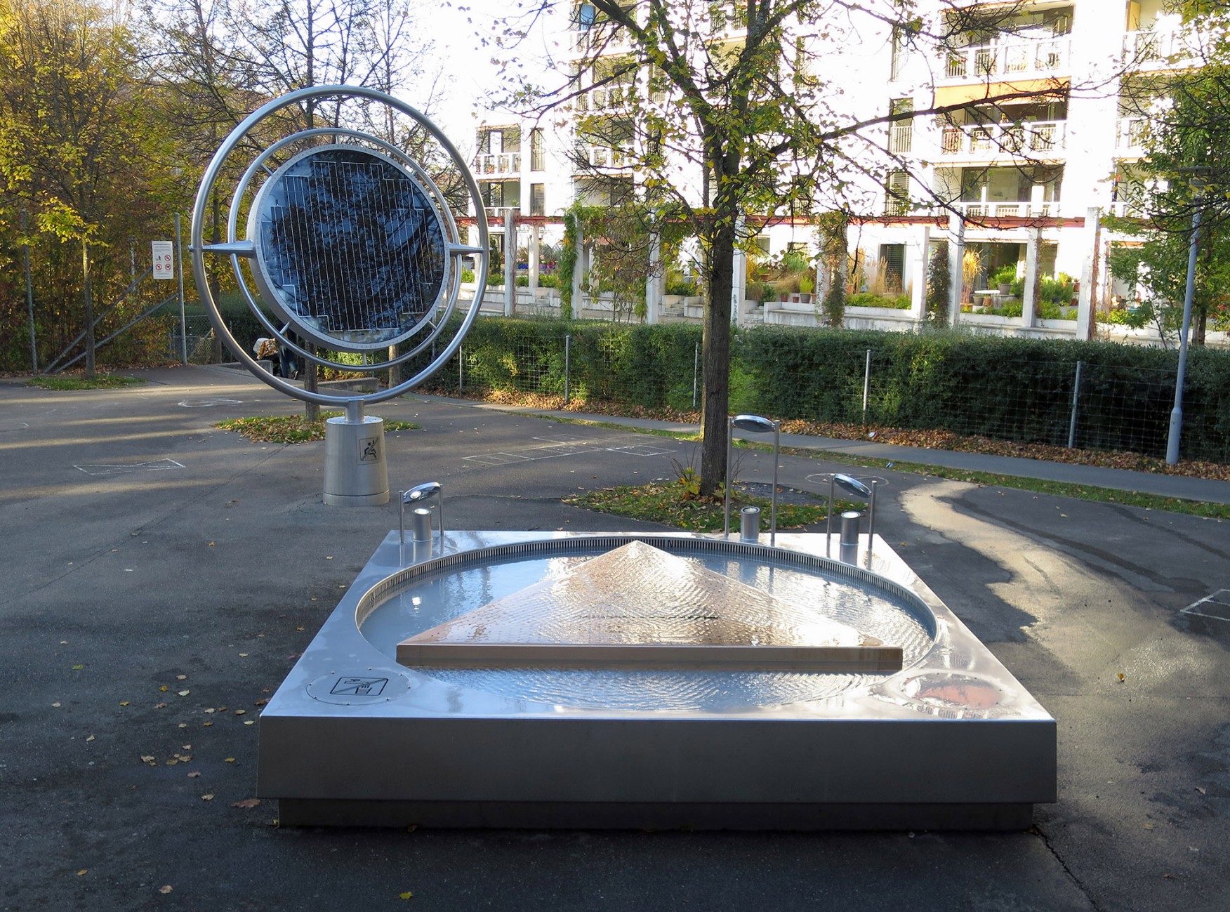  Solarspiegel und Klangbrunnen auf dem Pausenplatz