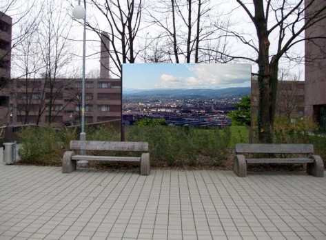 Plakat mit Foto, Sujet ist die Sicht auf die Stadt