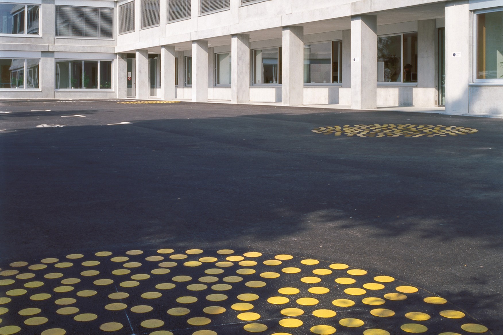 Kreisflächen aus gelben Punkten vor dem Pflegezentrum