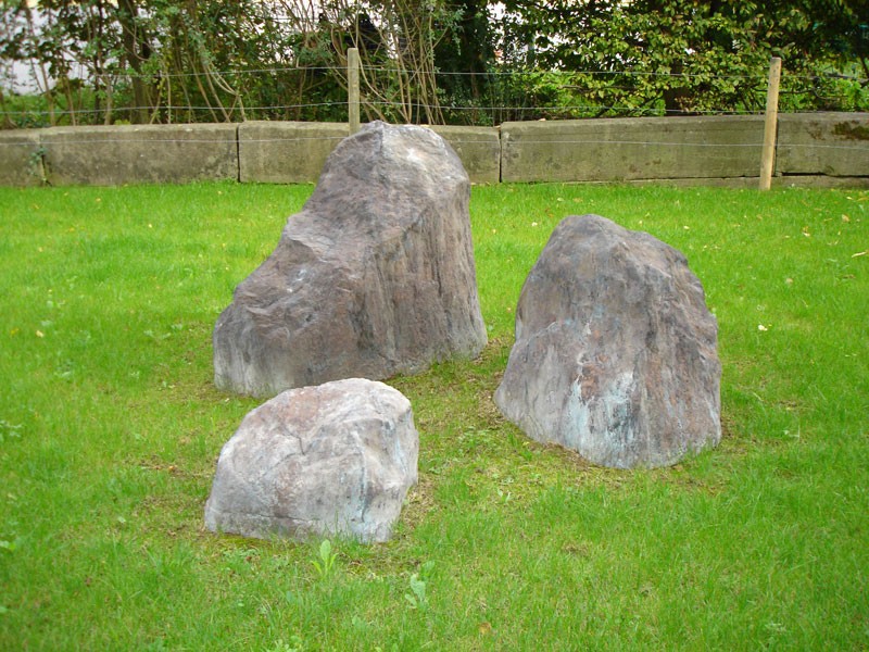  Bei den Skulpturen von Peter Regli handelt es sich um Bronzekopien von Steinen.