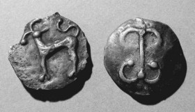 Vorder- und Rückseite einer Münze mit gehörntem Tier und Doppelanker.