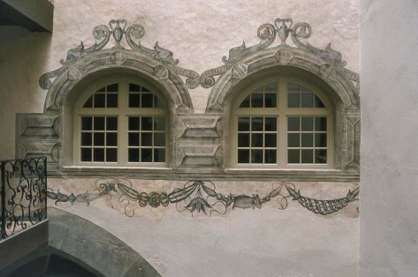 Fenster mit Dekorationsmalereien von 1574 im Lichthof