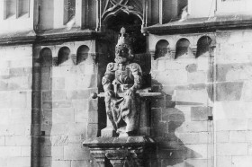 Statue von Karl dem Grossen am Südturm des Grossmünsters (Foto BAZ)