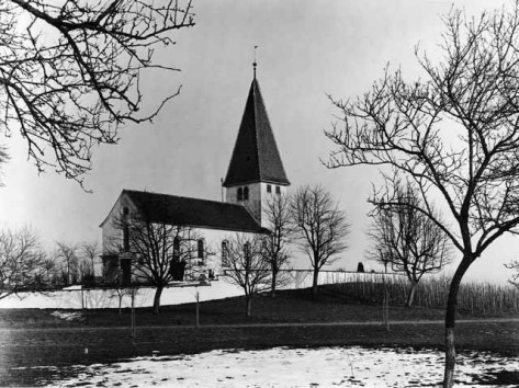 Schwarzweisses Winterbild des rundum noch unverbauten Kirchenhügels.