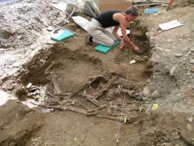 Die Anthropologin legt Skelette frei