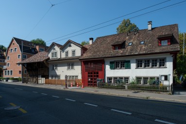 Renovierte Haus und Scheune in Wiedikon von aussen.