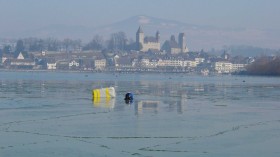 Untersuchungen im Winter, Eisschollen auf dem Wasser. Im Hintergrund Rapperswil 