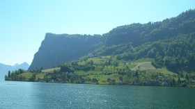 Foto des Dorfes Kehrsiten in Nidwalden, am Fuss des Buergenstocks.