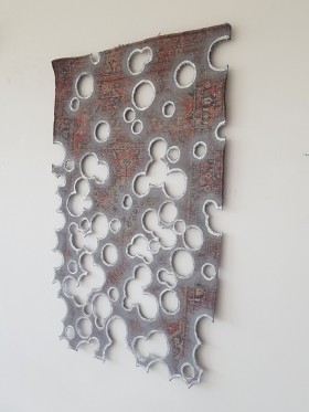 Maya Bringolf, «Corona Rug», 2020, Teppich, Epoxydharz, Acrylspray, 148 x 100 cm.
