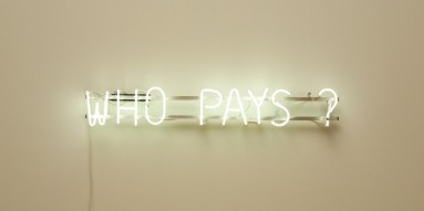 Titel der aktuellen Ausstellung in Liechtenstein: «WHO PAYS?», Neonarbeit von 2006.