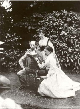 Charles Dickens mit den Töchtern Mamey und Katey in Gad's Hill