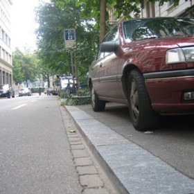 Abgesenkter Randstein vertikal Abgesenkter Randstein vertikal