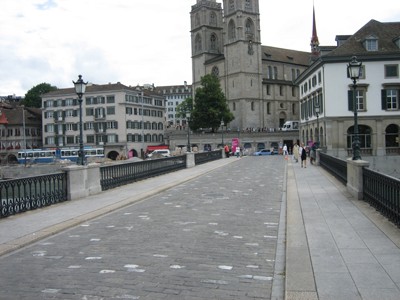 Münsterbrücke. Gerade Brücke für Fuss- und Veloverkehr in bedeutendem Stadtraum. Münsterbrücke. Gerade Brücke für Fuss- und Veloverkehr in bedeutendem Stadtraum.