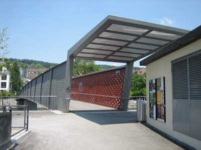 Ampèresteg. Perforation der Seitenwände verbessert Durchsicht, einseitige Traglast ohne Pfeiler, Asphalt. Ampèresteg. Perforation der Seitenwände verbessert Durchsicht, einseitige Traglast ohne Pfeiler, Asphalt.