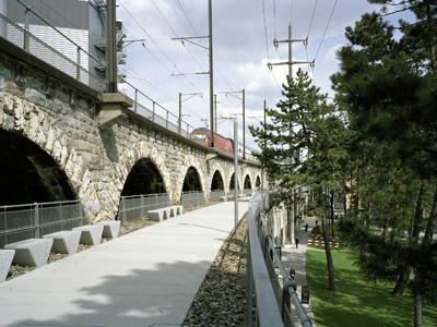 Lettenviadukt. Umgestaltetes Bahnviadukt für Fuss- und Veloverkehr. (Fotografin: Andrea Helbling) Lettenviadukt. Umgestaltetes Bahnviadukt für Fuss- und Veloverkehr. (Fotografin: Andrea Helbling)