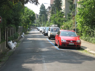 Möhrlistrasse / Schanzackerstrasse. Einseitige Parkfelder innerhalb Tempo-30-Zone (Begegnungsfall MIV/Velo). Möhrlistrasse / Schanzackerstrasse. Einseitige Parkfelder innerhalb Tempo-30-Zone (Begegnungsfall MIV/Velo).
