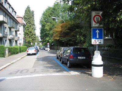 Streulistrasse. Wechselseitige Parkfelder innerhalb Tempo-30-Zone. Streulistrasse. Wechselseitige Parkfelder innerhalb Tempo-30-Zone.