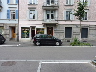 Josefstrasse. Parkfelder mit Bäumen in regelmässigen Abständen. Josefstrasse. Parkfelder mit Bäumen in regelmässigen Abständen.