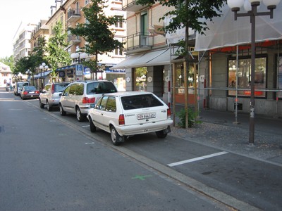 Edisonstrasse. Parkfelder zwischen Fahrbahn und Elementband. Edisonstrasse. Parkfelder zwischen Fahrbahn und Elementband.