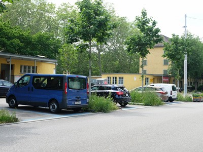 Bullingerstrasse. Parkfelder auf Trottoirniveau, mit Bäumen gegliedert. Bullingerstrasse. Parkfelder auf Trottoirniveau, mit Bäumen gegliedert.