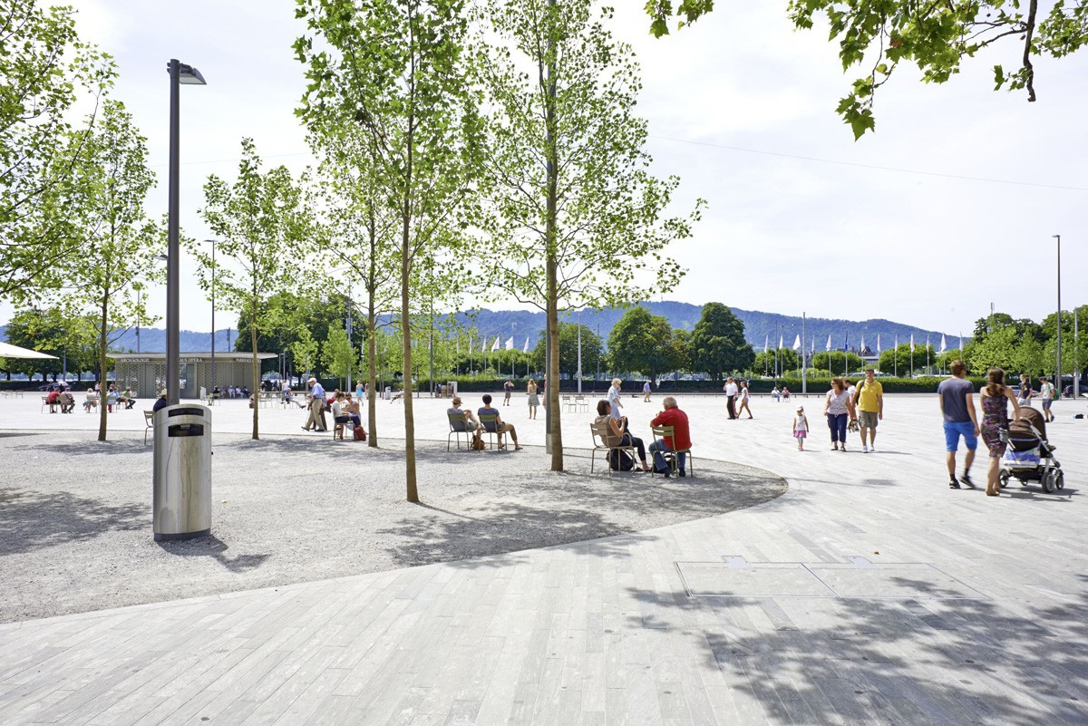 Sechseläutenplatz. Aufenthaltsplatz mit Stühlen, Bäumen, Brunnen. Sechseläutenplatz. Aufenthaltsplatz mit Stühlen, Bäumen, Brunnen.