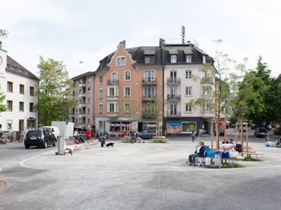 Röschibachplatz. Quartierplatz mit chaussierter Fläche und niedrigen Randabschlüssen. (Foto: Dirk Podbielski) Röschibachplatz. Quartierplatz mit chaussierter Fläche und niedrigen Randabschlüssen. (Foto: Dirk Podbielski)