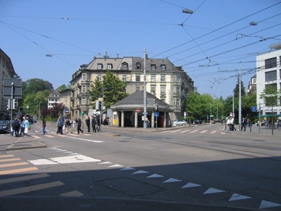 Kreuzplatz. Pavillon als Akzent des Platzes. Kreuzplatz. Pavillon als Akzent des Platzes.