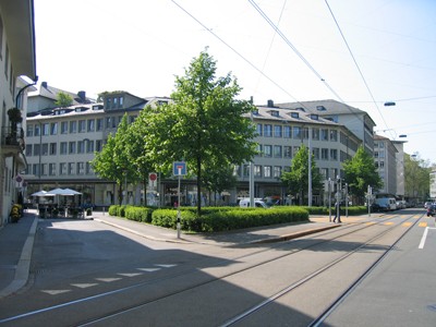 Pelikanplatz. Achsensymmetrische Aufenthaltsflächen unterstützen die angrenzende Baustruktur. Pelikanplatz. Achsensymmetrische Aufenthaltsflächen unterstützen die angrenzende Baustruktur.