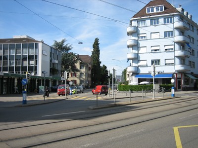 Beder-/Waffenplatz-/Brandschenkestrasse. Vorgarten mit Aussenrestaurant als Akzent des Platzes. Beder-/Waffenplatz-/Brandschenkestrasse. Vorgarten mit Aussenrestaurant als Akzent des Platzes.