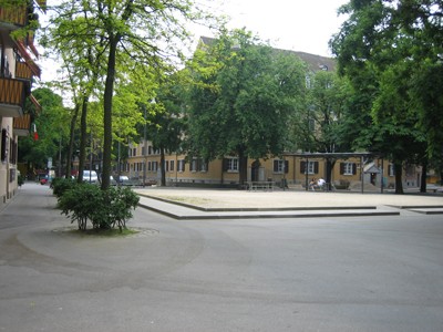 Röntgenplatz. Erhöhte, chaussierte Aufenthaltsfläche in der Platzmitte. Röntgenplatz. Erhöhte, chaussierte Aufenthaltsfläche in der Platzmitte.