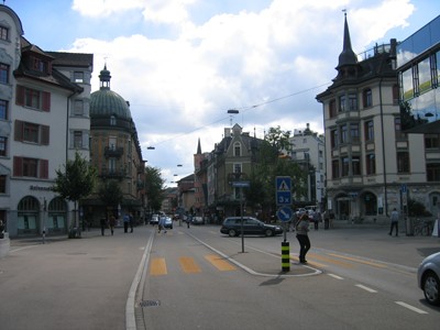 Franklinplatz. Mittelinsel zur Akzentuierung der Hauptachse, Trottoirüberfahrten bei Einmündungen. Franklinplatz. Mittelinsel zur Akzentuierung der Hauptachse, Trottoirüberfahrten bei Einmündungen.