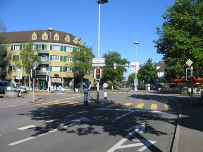 Birchplatz. Symmetrische Kreuzung mit seitlichen Aufenthaltsflächen. Birchplatz. Symmetrische Kreuzung mit seitlichen Aufenthaltsflächen.