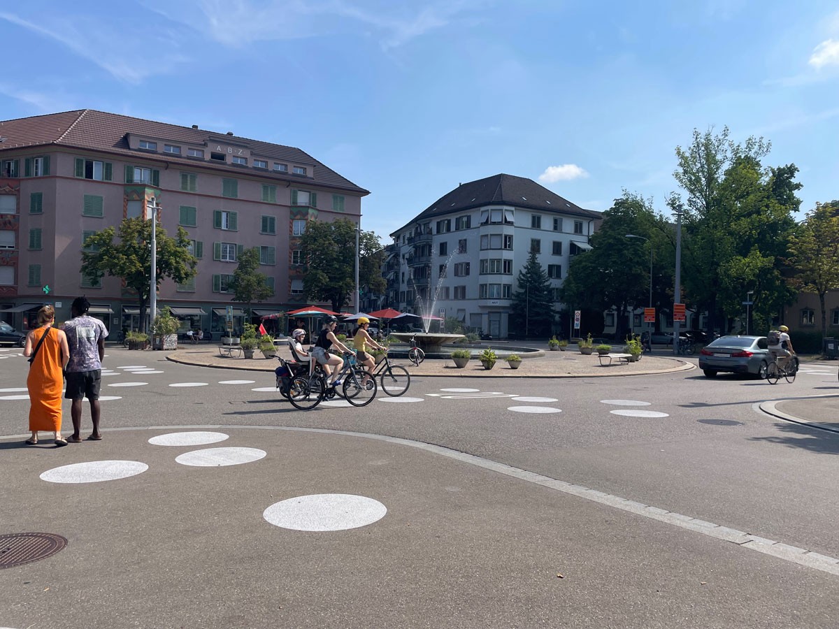 Bullingerplatz. Brunnen mit grosszügiger gepflasterter Aufenthaltsfläche als Akzent in der Platzmitte. Bullingerplatz. Brunnen mit grosszügiger gepflasterter Aufenthaltsfläche als Akzent in der Platzmitte.