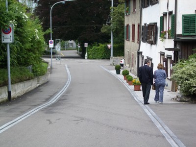 Tempo-30-Zone Hinterbergstrasse. Beidseitiger Randabschluss mit minimalem Anschlag.