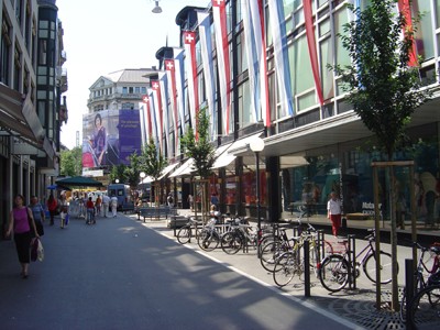 Seidengasse. Mittiger Friesstreifen mit Elementen für Fuss- und Veloverkehr.