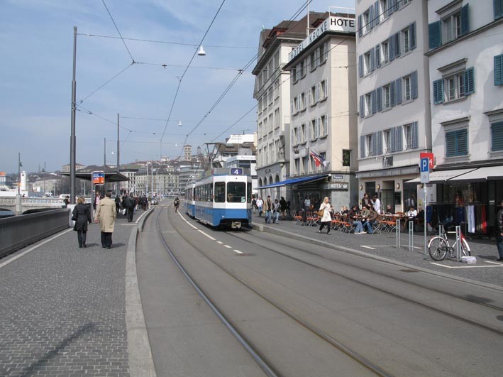 Limmatquai. Tram in Fahrverbotszone, beidseitige Randabschlüsse mit minimalem Anschlag und Elementen.