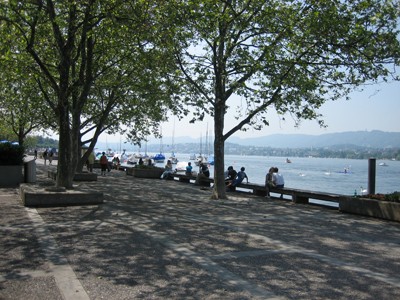 Utoquai. Terrassierte Promenade entlang rechtem Seeufer, begleitende Allee, rückwärtige Strasse. Utoquai. Terrassierte Promenade entlang rechtem Seeufer, begleitende Allee, rückwärtige Strasse.