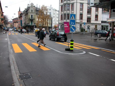 Franklinplatz. Überfahrbare Mehrzweckstreifen als Querungshilfe im Zentrum Oerlikon.