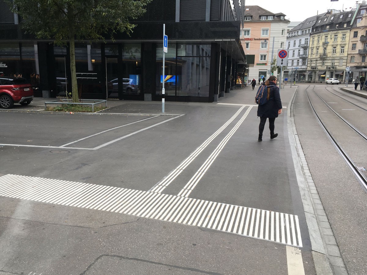 Beethovenstrasse / Bleicherweg. Trottoirüberfahrt. Beethovenstrasse / Bleicherweg. Trottoirüberfahrt.