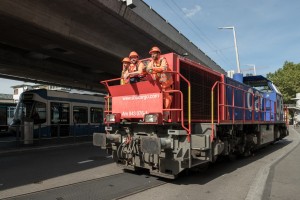 Cargo-Zug auf den Gleisen der Hardstrasse.