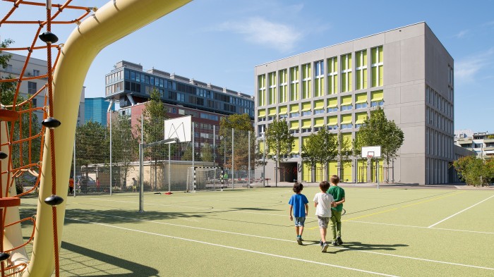 Sportplatz und neues Gebäude des Schulhaus Schütze.