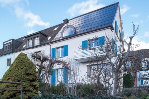 Energetisch saniertes und mit PV-Modulen gedecktes Dach eines Reiheneinfamilienhauses