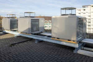 Luft-Wasser-Wärmepumpe auf dem Dach